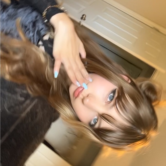 Meet your Posher, Hailey - Picture 8 of 9